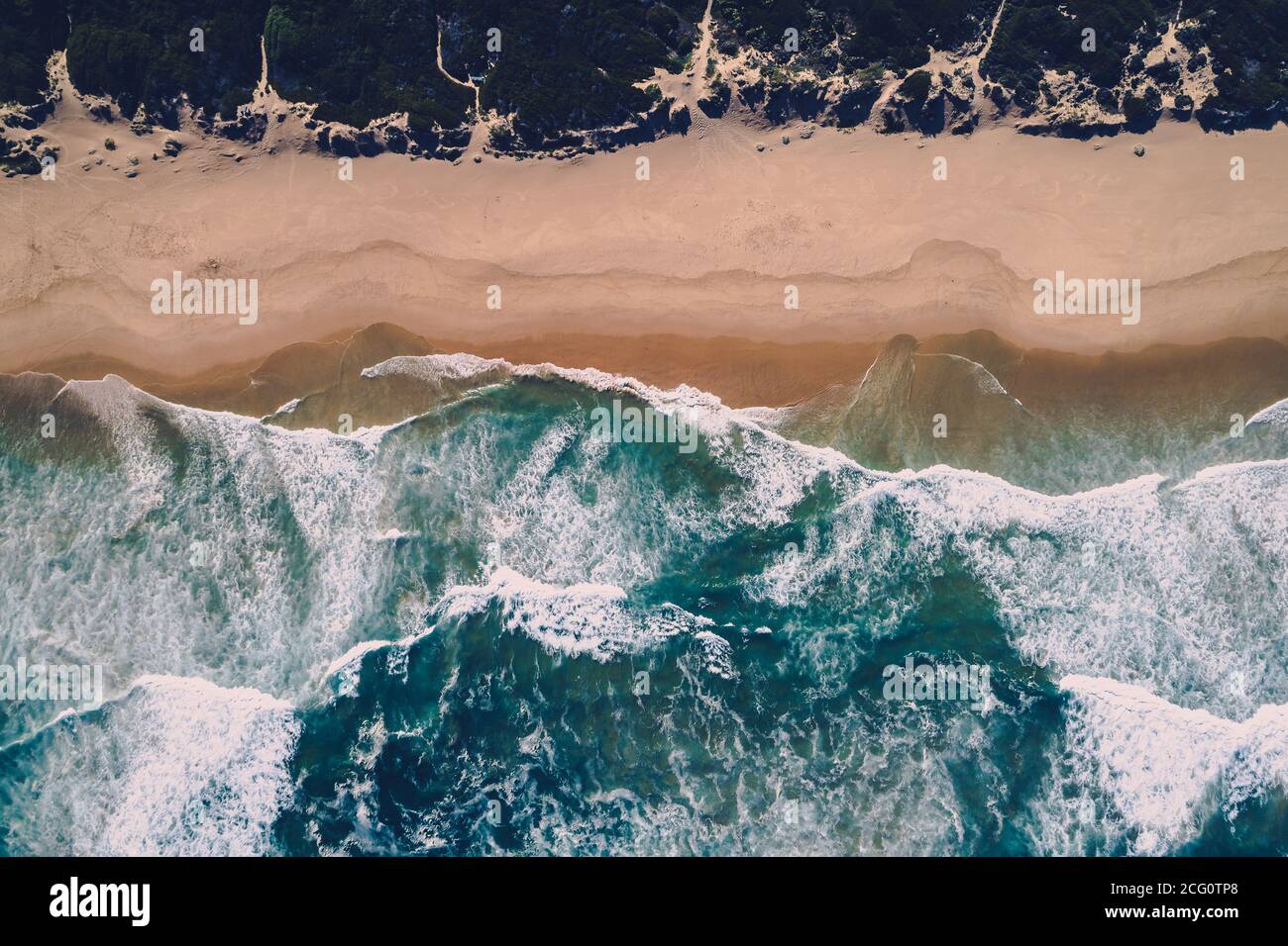 Luftaufnahme der Meereswellen, die auf die unberührte Strecke laufen Strand Stockfoto