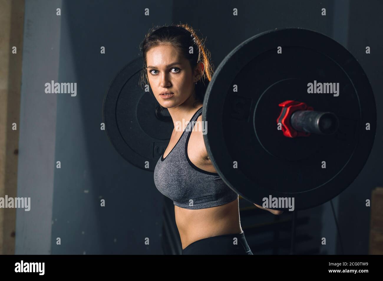 Muskulöse Frau in einem Fitnessstudio tun schwere Übungen. Fitness weibliche dabei Gewichtheben im Health Club. Stockfoto