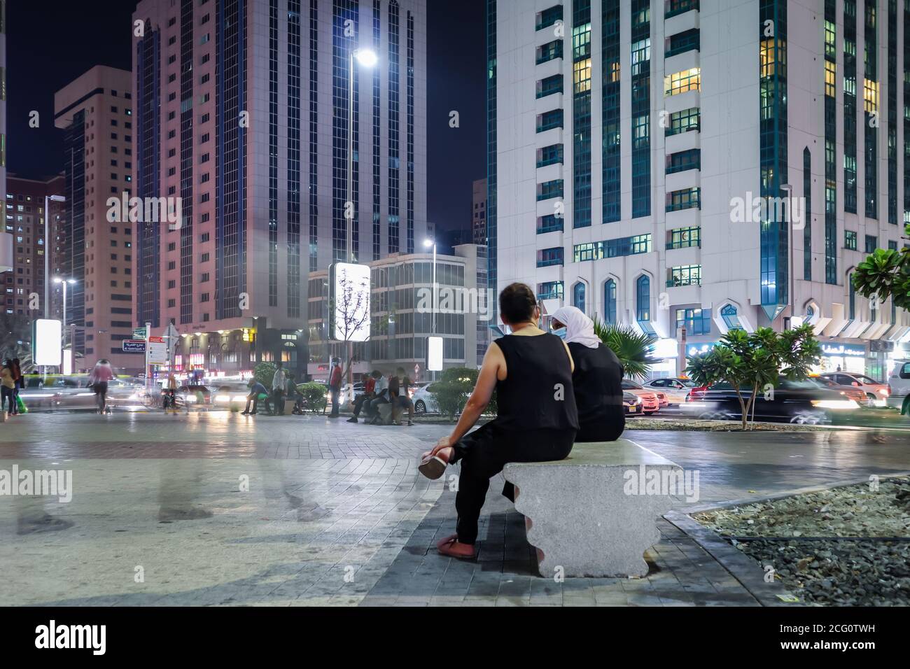 8-09-2020. Vereinigte Arabische Emirate, Abu Dhabi City Street während des Ausbruchs des Coronavirus. Emarati Menschen Lebensstil und Stadt Hintergrund, Selektive fo Stockfoto