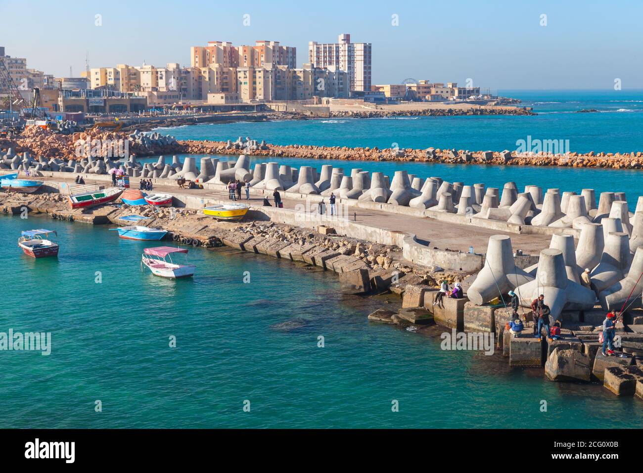 Alexandria, Ägypten - 14. Dezember 2018: Landschaft mit Fischern auf Beton Wellenbrecher im Hafen von Alexandria, Ägypten Stockfoto