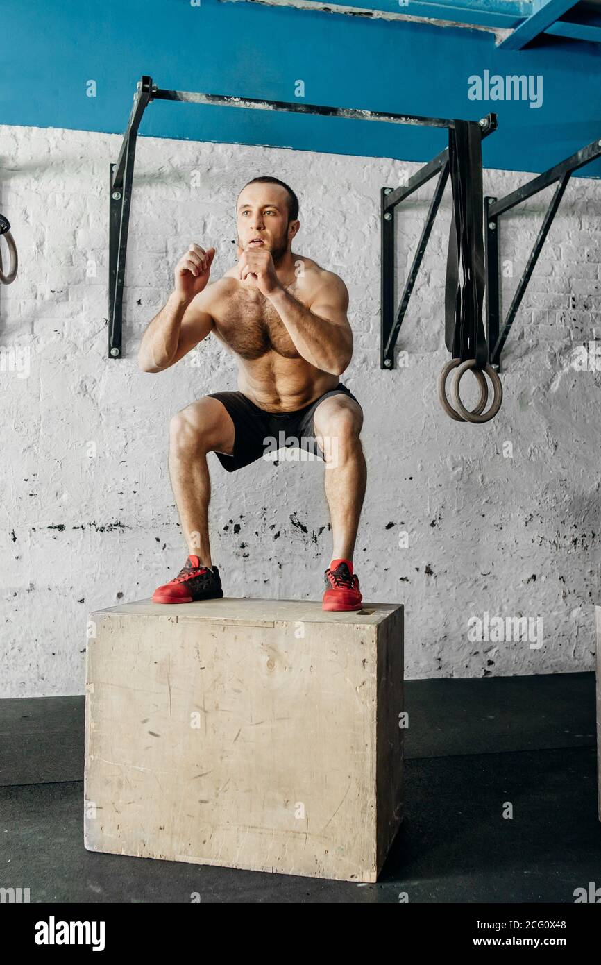 Fit junge Leute tun Box Sprünge in einem Fitnessstudio Stockfoto