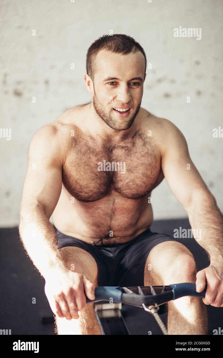 Porträt EINES körperlich fitden Mannes in EINEM Health Club Stockfoto