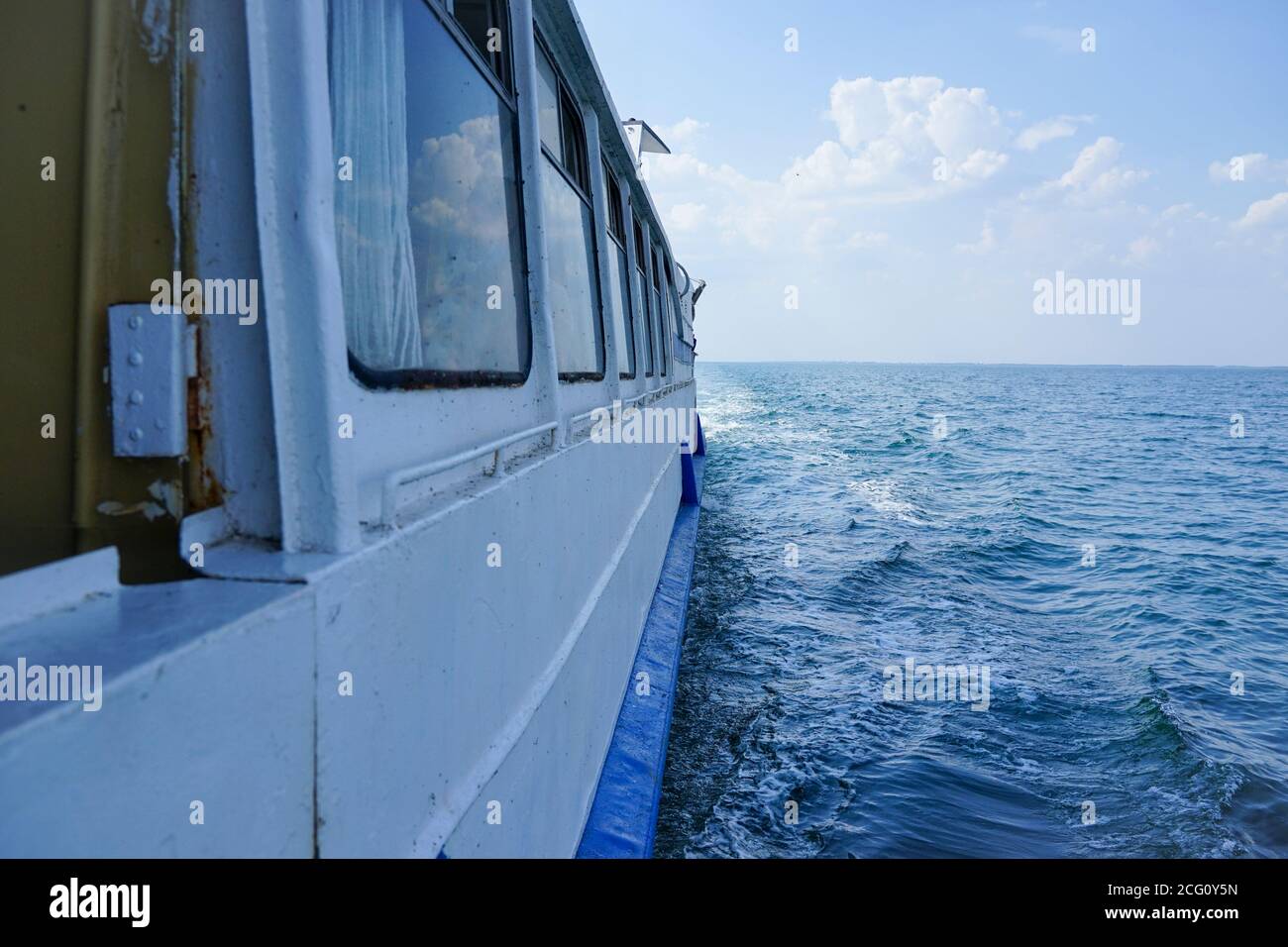 Schiff segelt auf dem Meer, Seitenansicht des Schiffes Stockfoto
