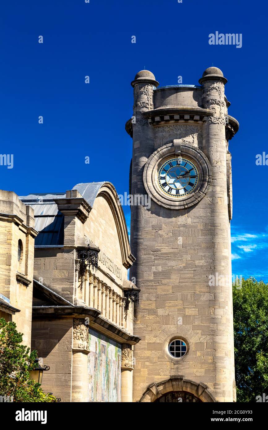 Außenansicht des Horniman Museums mit Uhrenturm, London, Großbritannien Stockfoto