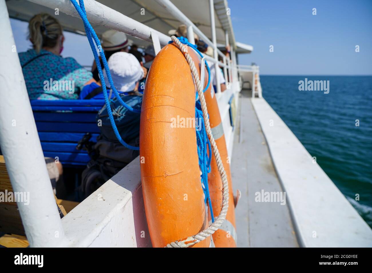 Die Rettungsboje wiegt an Bord des Schiffes Stockfoto