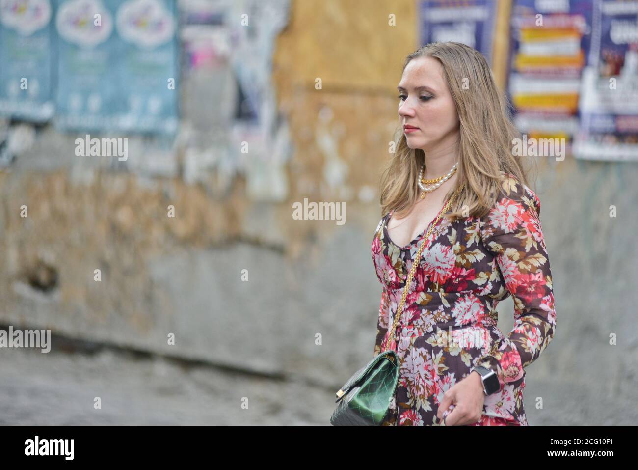 Blonde Frau in Shota Rustaveli Avenue, Tiflis, Georgien Stockfoto