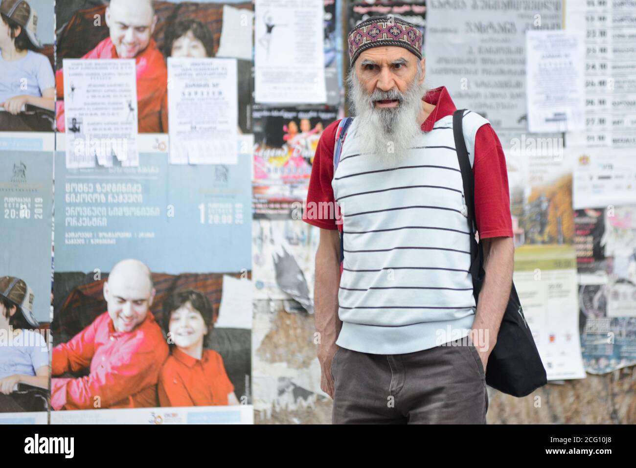 Georgian alter Mann in Shota Rustaveli Avenue, Tiflis, Georgien Stockfoto
