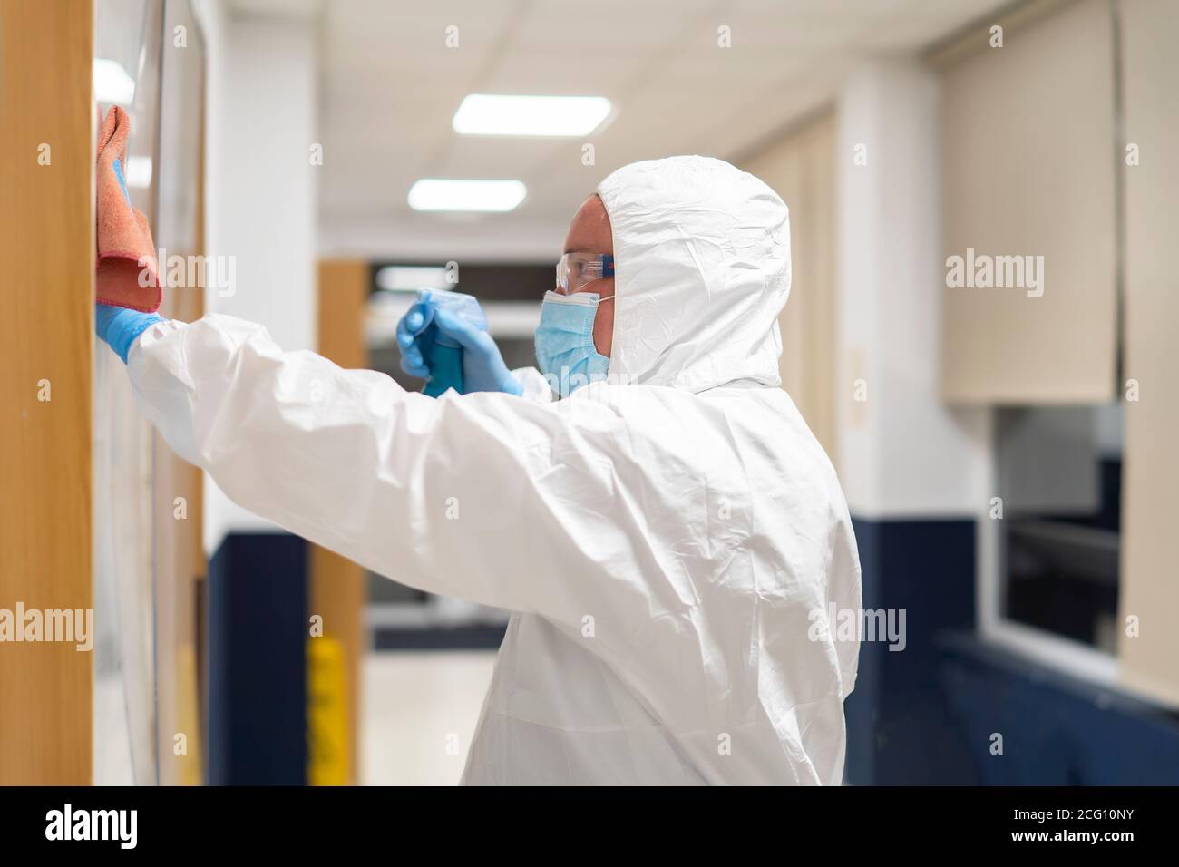 Reinigungspersonal gründlich desinfizieren die gesamte Schule Stockfoto