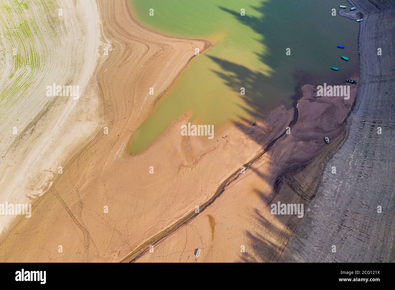 Ein trockener See mit einem Boot von oben Stockfoto