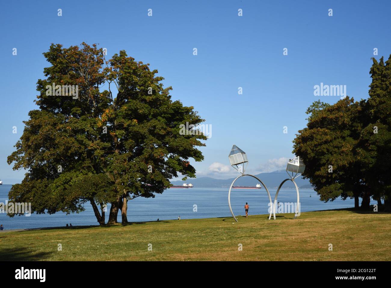 Ein Läufer passiert die Diamant-Verlobungsring-Skulptur am Sunset Beach an der English Bay in Vancouver, British Columbia, Kanada. Das Kunstwerk war c Stockfoto