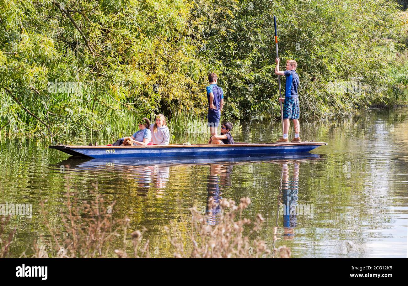 Menschen Kinder und Familien genießen Sommersonne punting auf der River Cam in Grantchester Meadows Cambridge Cambridgeshire Stockfoto