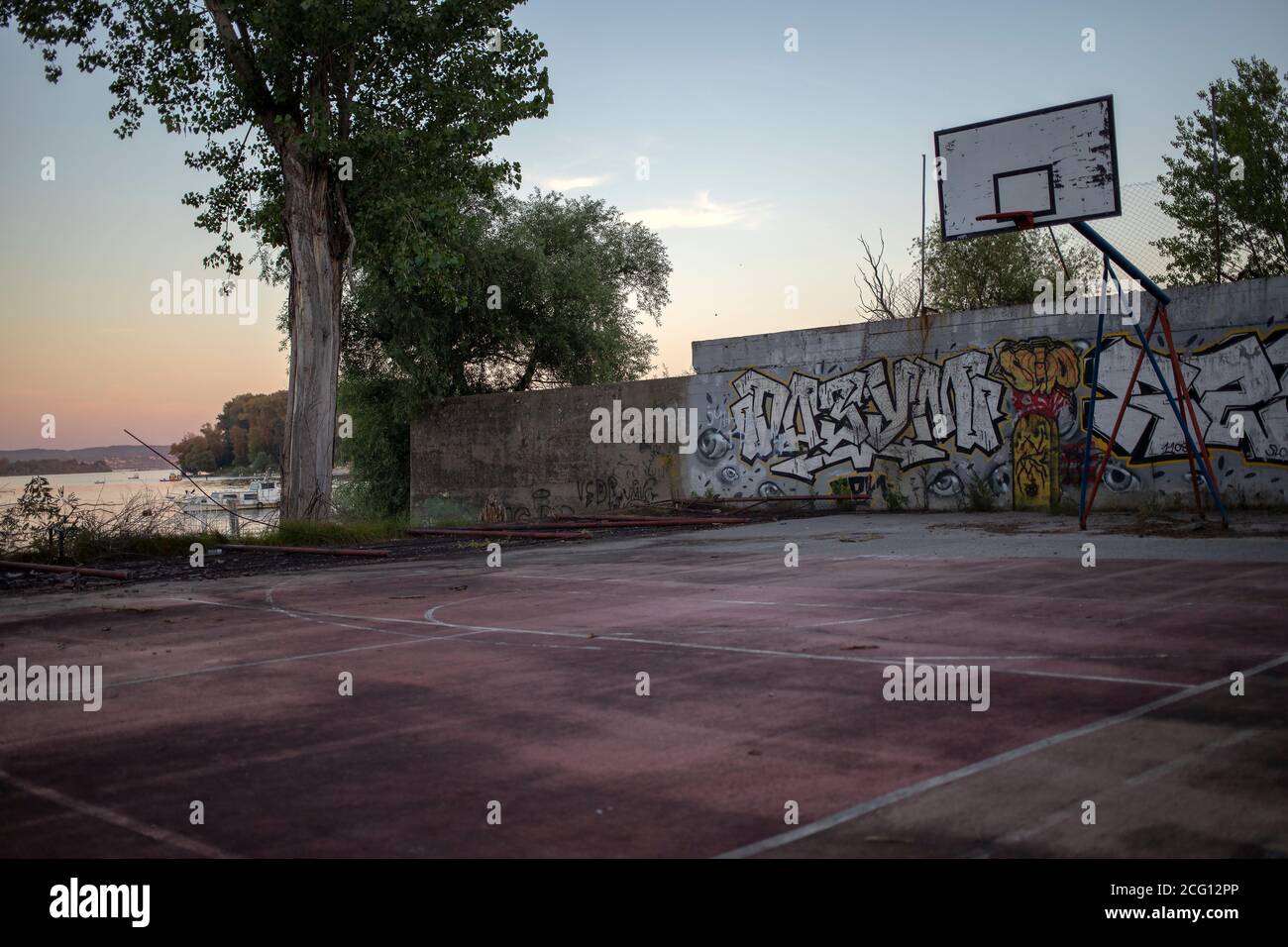 Belgrad, Serbien, Aug 27, 2020 abgenutzter Basketballplatz an der Donau-Uferpromenade in Zemun Stockfoto