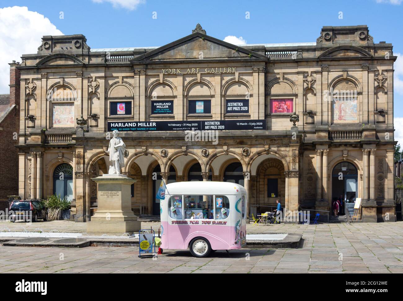 Retro-Eiswagen vor der York Art Gallery, Exhibition Square, York, North Yorkshire, England, Großbritannien Stockfoto
