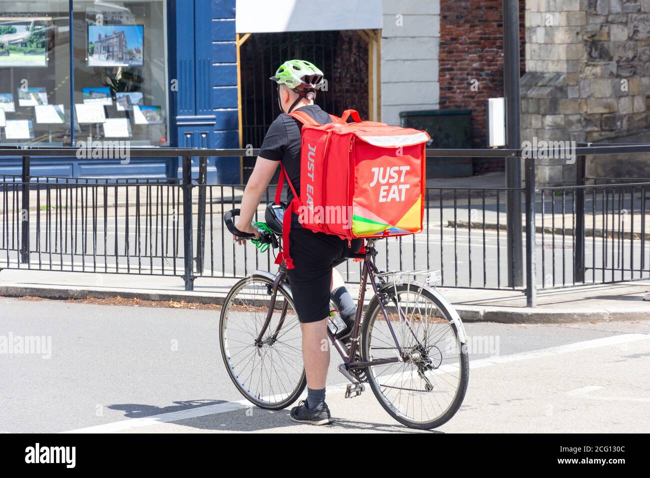 „Just Eat“-Radsportler an der Ampel, St Leonards Place, York, North Yorkshire, England, Großbritannien Stockfoto