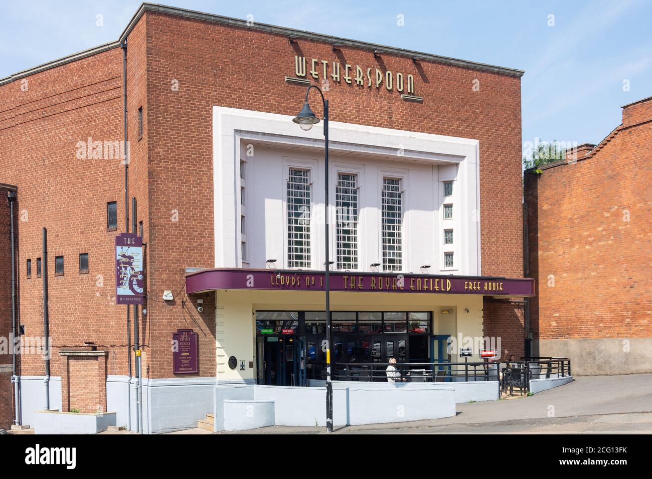 The Royal Enfield Wetherspoon Pub im ehemaligen Kino, Unicorn Hill, Redditch, Worcestershire, England, Großbritannien Stockfoto