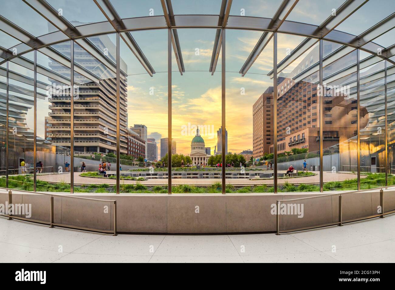 Das Gateway Arch Office bietet Touren, Kreuzfahrten und Geschichtsunterricht für Besucher, die sich unter dem Bogen befinden. Ein Sonnenuntergang erfüllt den Himmel. Stockfoto