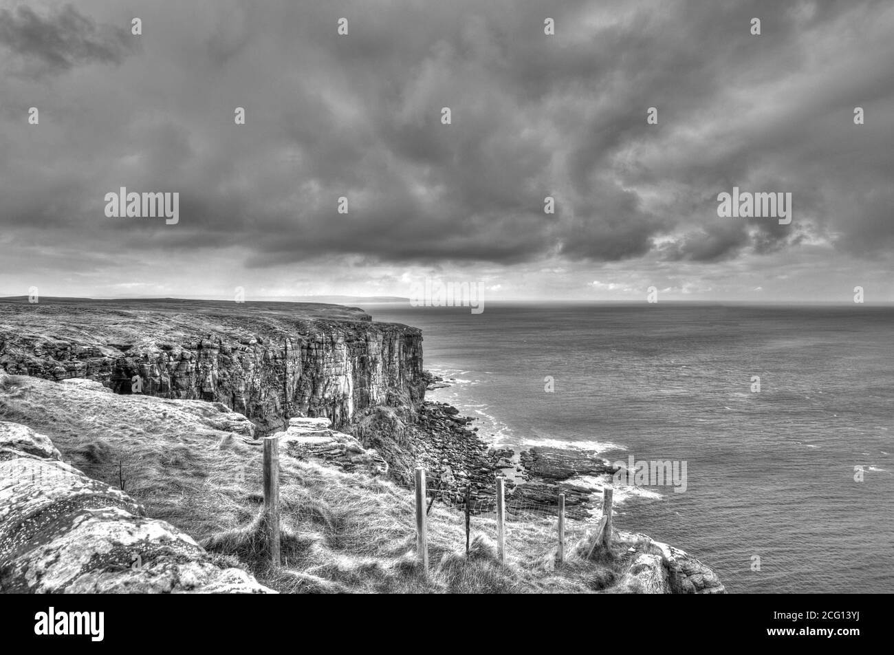 HDR Schwarz-Weiß-Bild von einigen der Klippen am Dunnet Head, Thurso, Schottland. Stockfoto