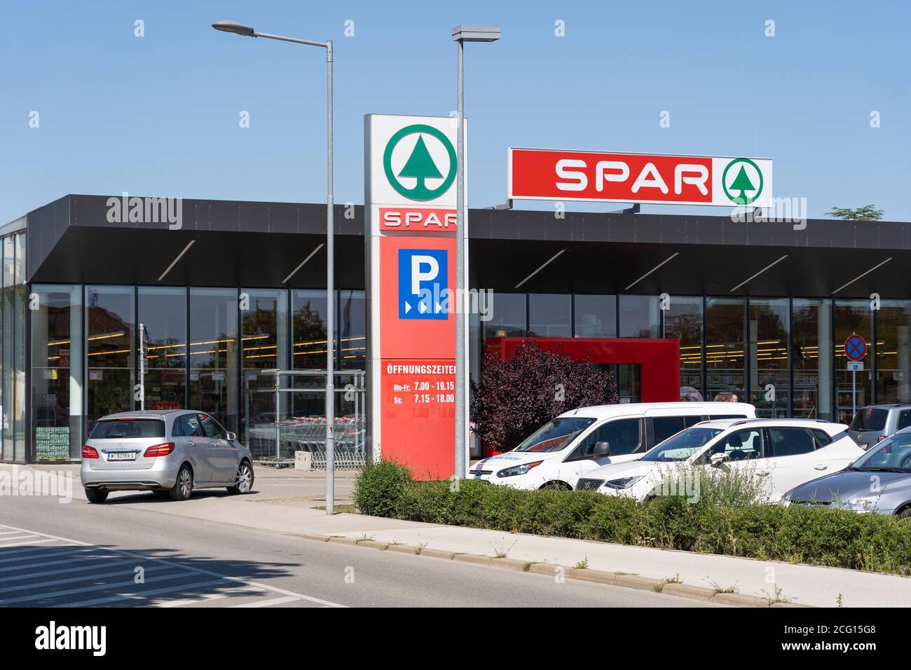 Ein Spar Supermarkt mit einem großen Schild und Logo, Langenlois, Österreich. Spar ist ein niederländisches multinationales Franchise, das Lebensmittelgeschäfte verwaltet Stockfoto