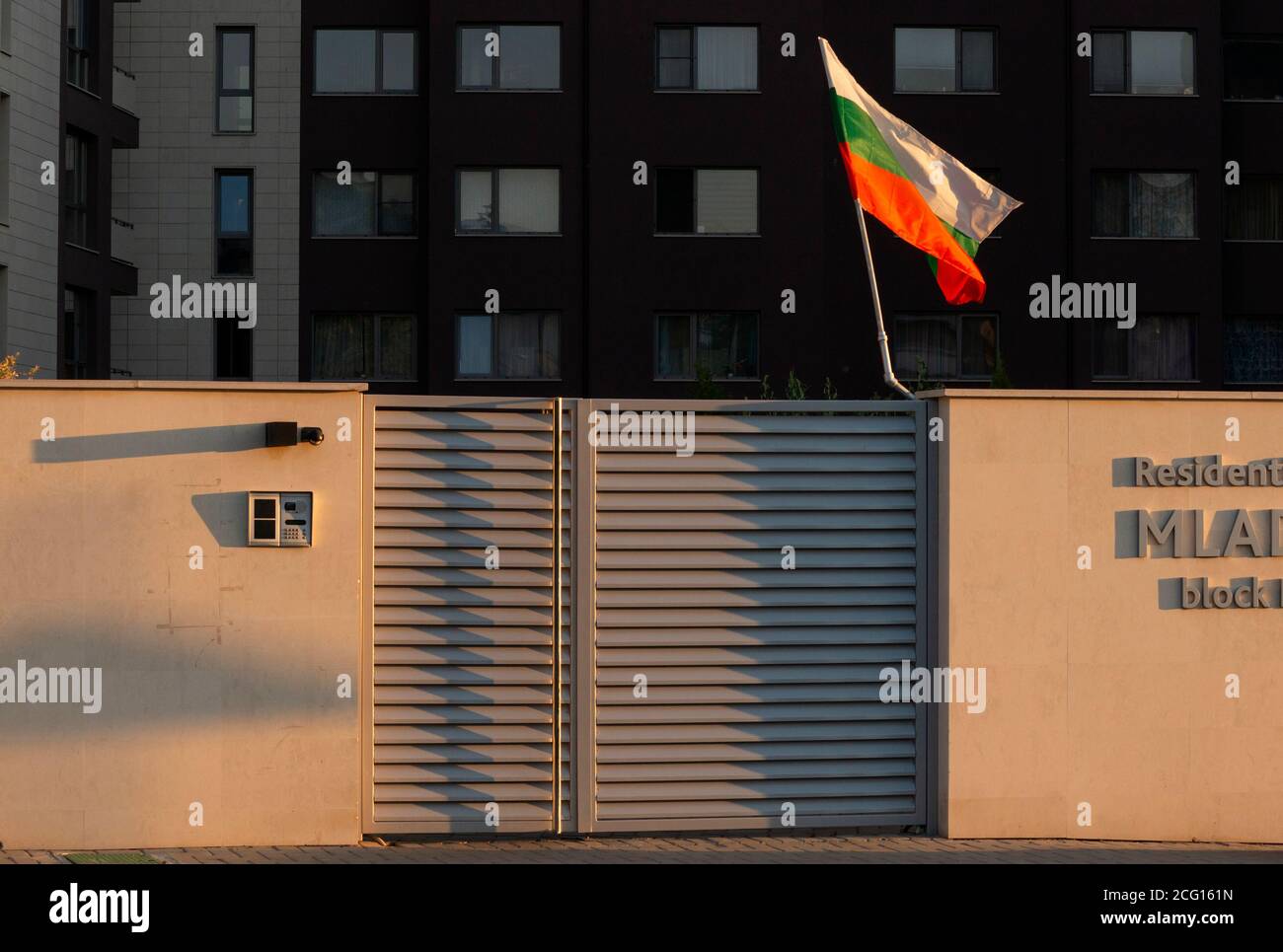 Die Nationalflagge Bulgariens, die am Tor des Wohnkomplexes in Sofia Bulgarien fliegt Stockfoto