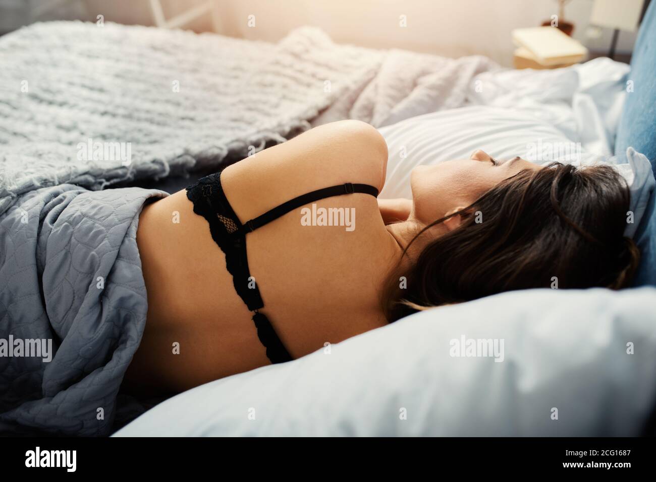 Mädchen schläft in einem gemütlichen Bett während der Nacht. Konzept der Entspannung und Erholung. Stockfoto