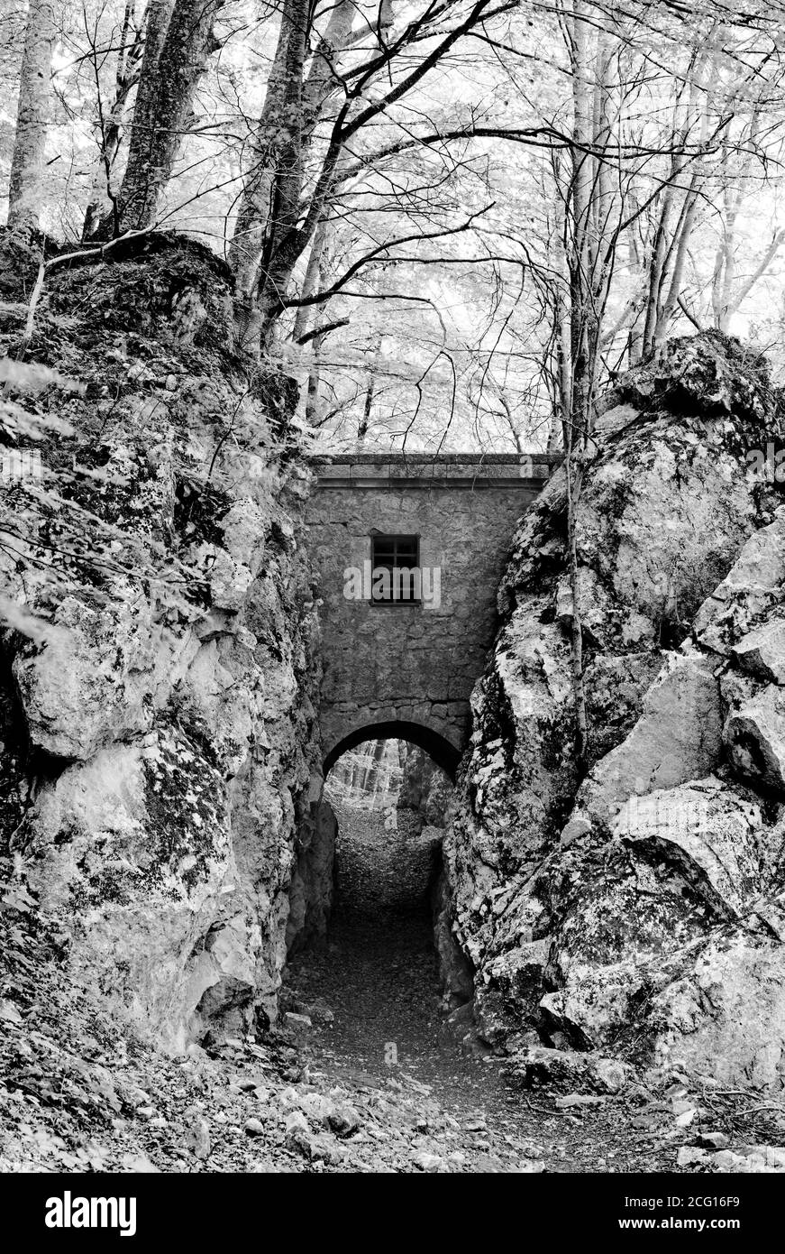 Aquädukt Hütte Gebäude in den Bergfelsen mit einem gesetzt Brücke Stockfoto