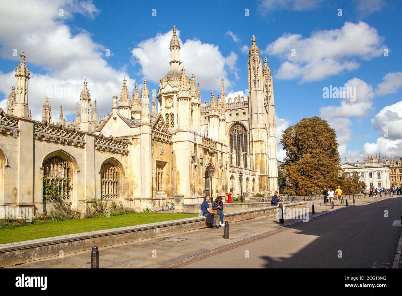 Touristen Urlauber Besucher und Tagesausflügler genießen die Sommersonne Außerhalb Kings Collage Cambridgeshire Stockfoto