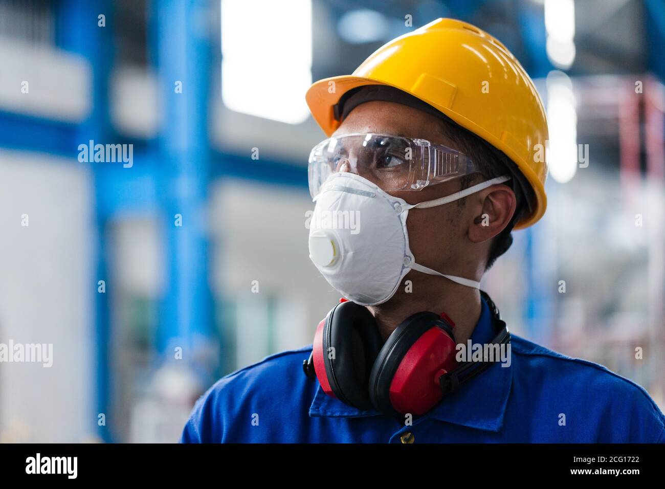 Erfahrener asiatischer Arbeiter mit Schutzmaske Stockfoto