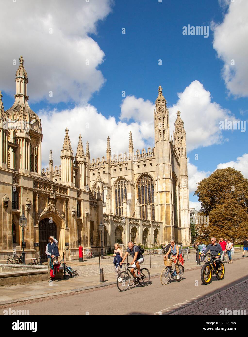 Touristen Urlauber Besucher und Tagesausflügler genießen die Sommersonne Außerhalb Kings Collage Cambridgeshire Stockfoto