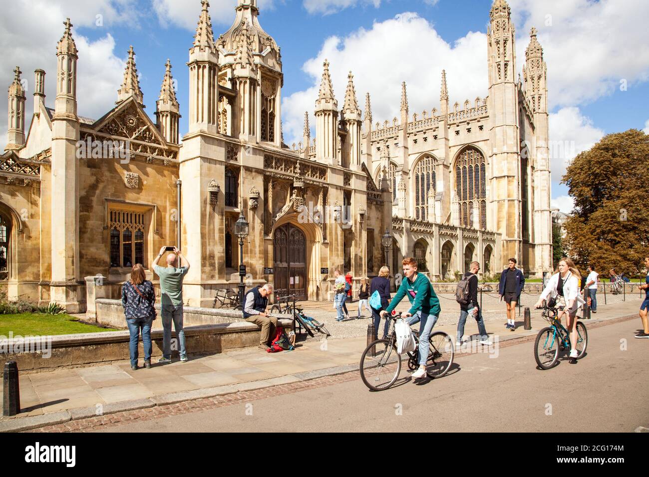 Touristen Urlauber Besucher und Tagesausflügler genießen die Sommersonne Außerhalb Kings Collage Cambridgeshire Stockfoto