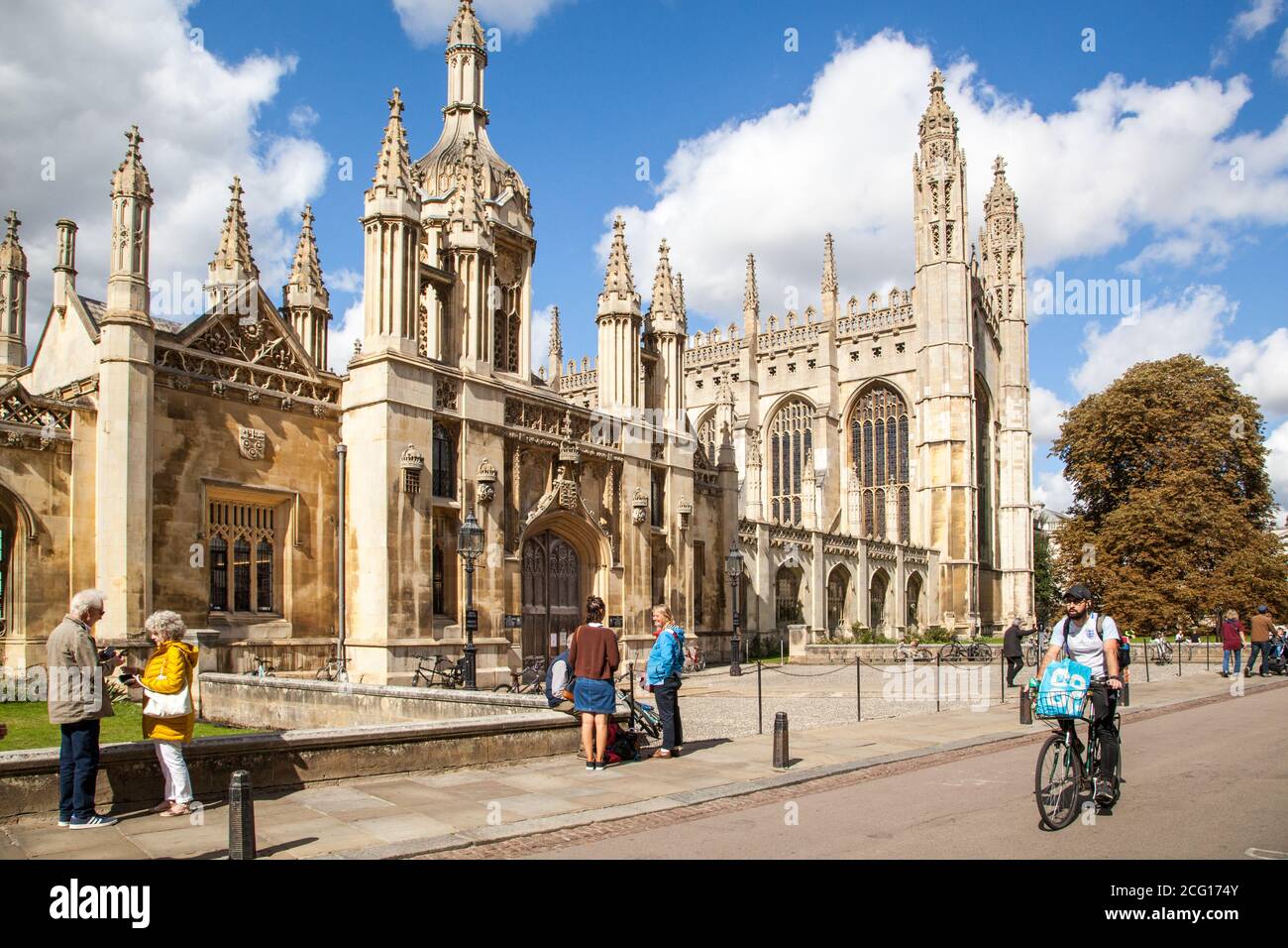 Touristen Urlauber Besucher und Tagesausflügler genießen die Sommersonne Außerhalb Kings Collage Cambridgeshire Stockfoto