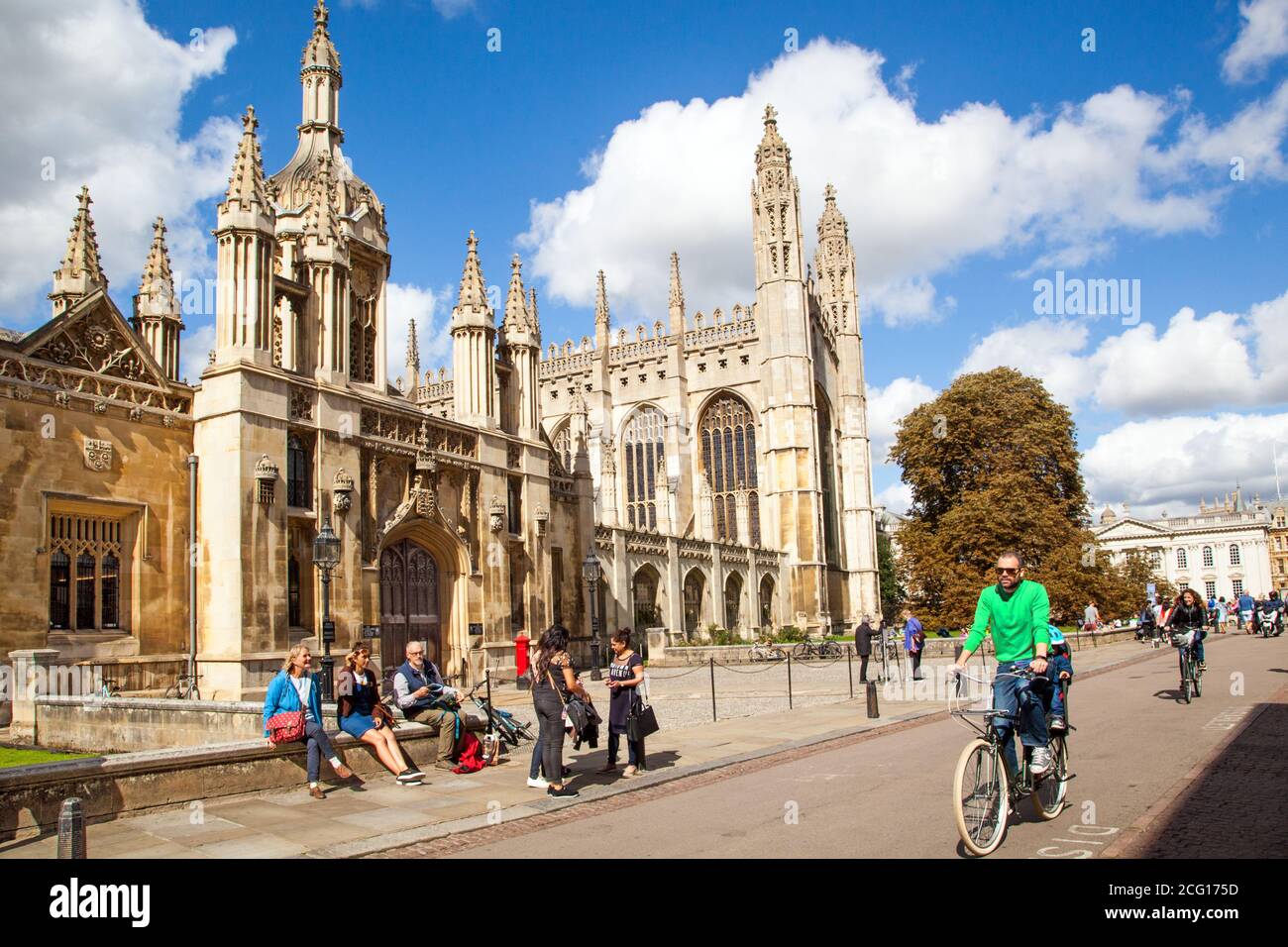 Touristen Urlauber Besucher und Tagesausflügler genießen die Sommersonne Außerhalb Kings Collage Cambridgeshire Stockfoto
