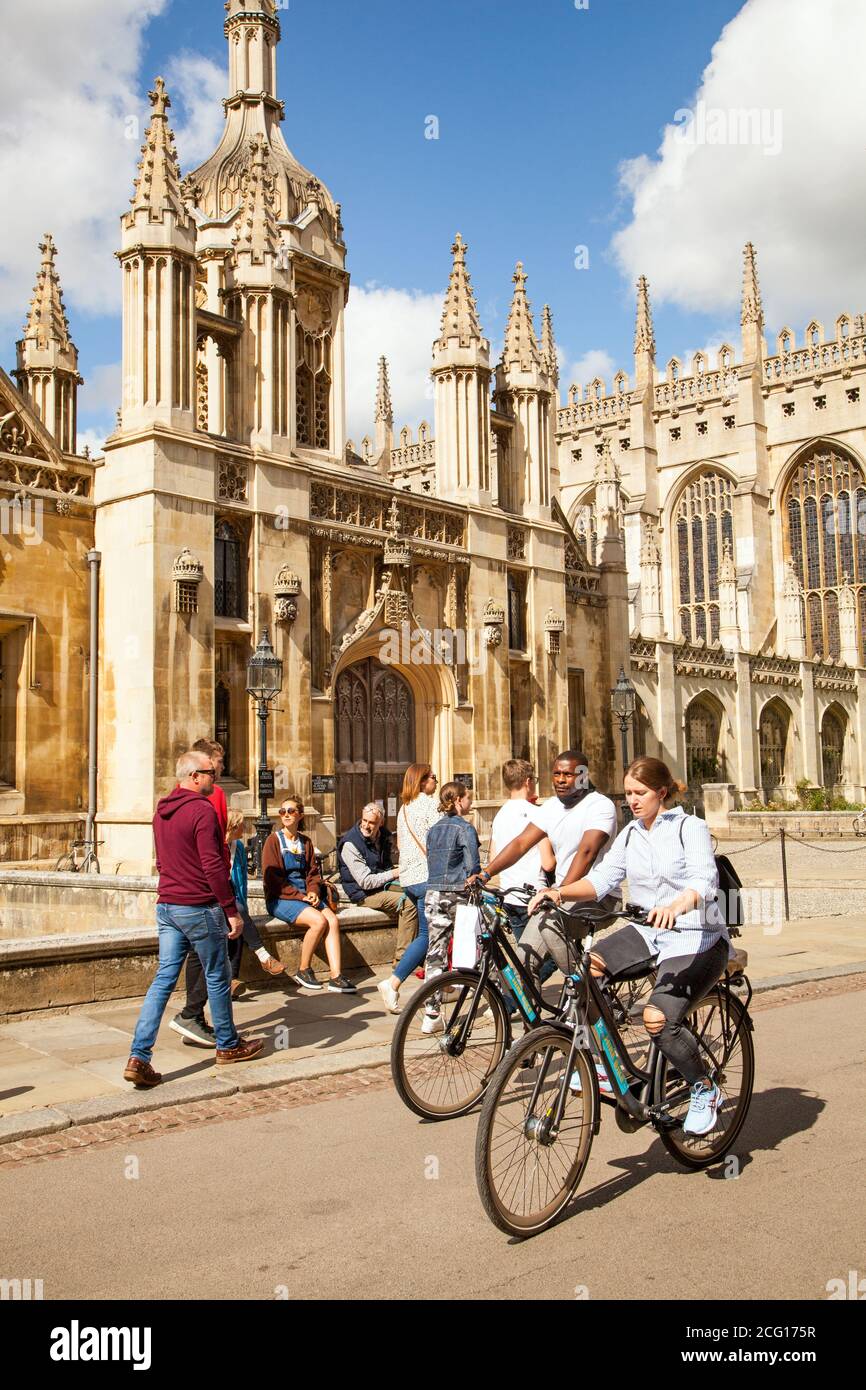 Touristen Urlauber Besucher und Tagesausflügler genießen die Sommersonne Außerhalb Kings Collage Cambridgeshire Stockfoto