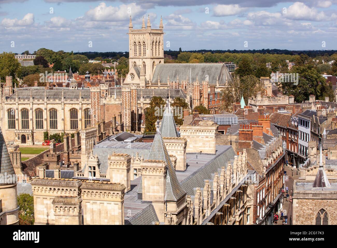 Luftaufnahme von oben der historischen Collagen Kirchen und Universitätsgebäude in der Stadt Cambridge, aus dem Turm der St. Mary's Church Stockfoto