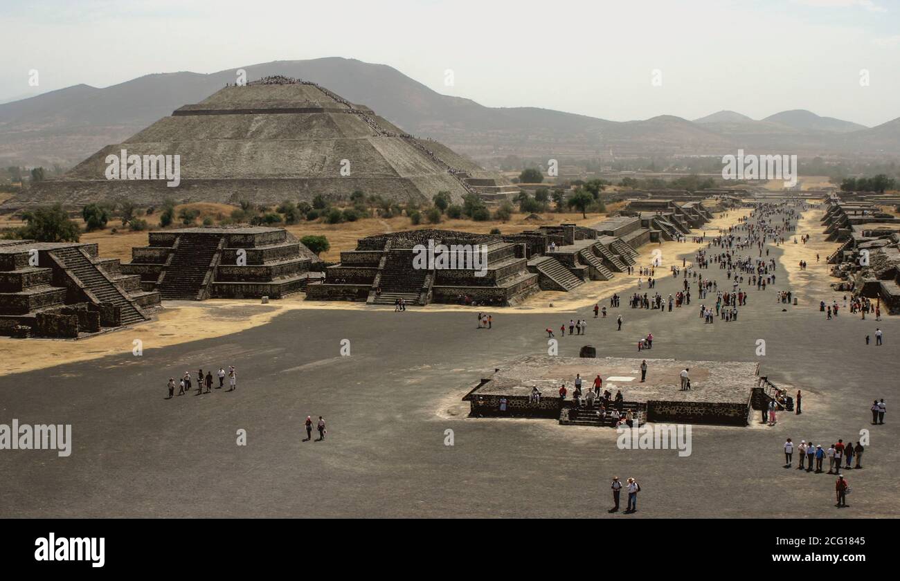 Pyramide der Sonne und die Allee der Toten An der archäologischen Stätte Teotihuacan Mexiko Stockfoto