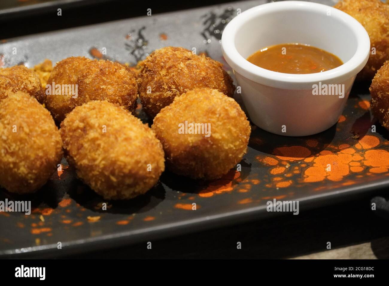 Kroketten mit süßer Sauce Dip. Traditionelle spanische Küche. Gourmet Stockfoto