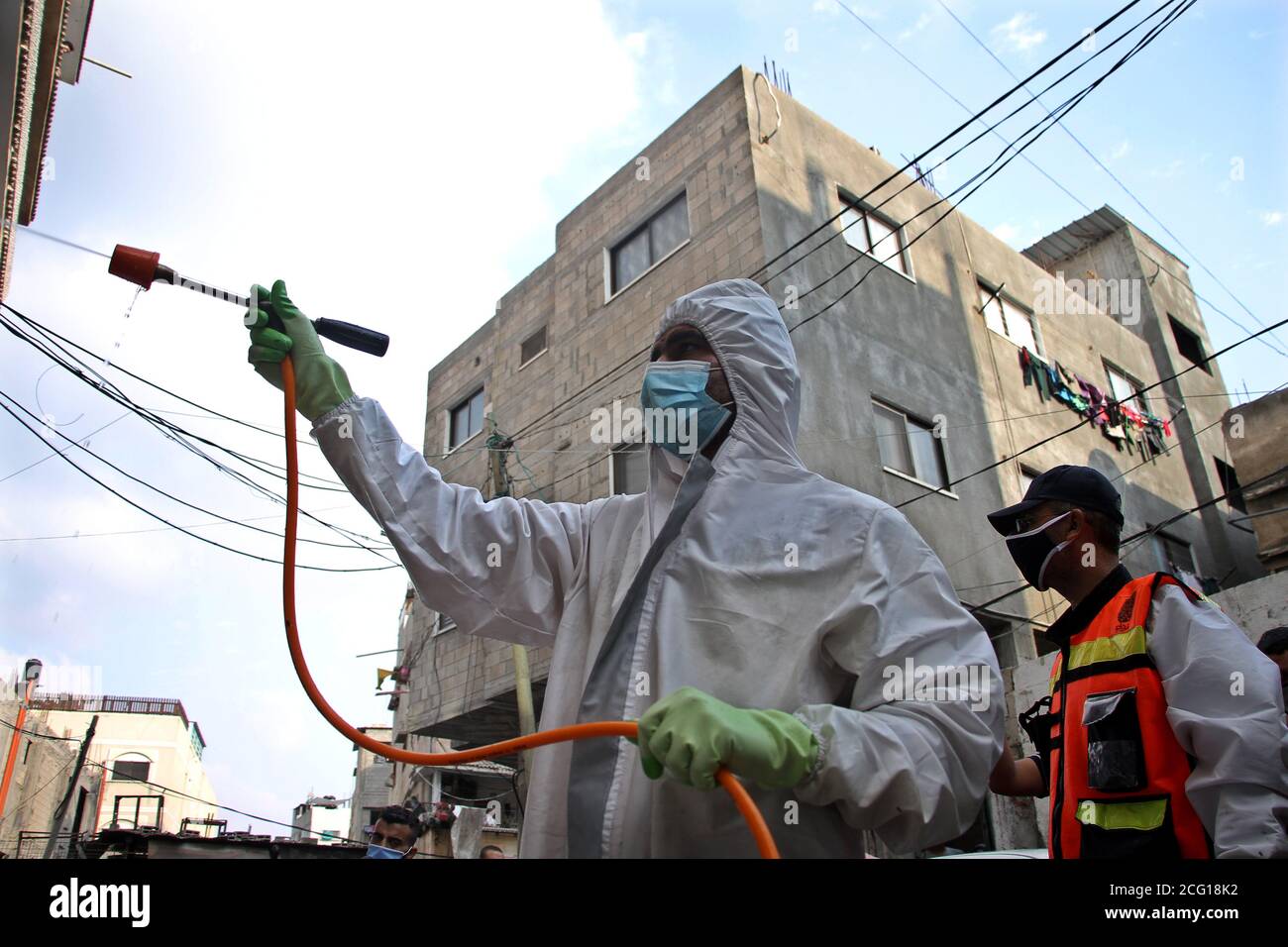 Gaza. September 2020. Ein palästinensischer Arbeiter desinfiziert am 8. September 2020 eine Straße in Gaza-Stadt. Palästina verzeichnete am Dienstag 717 neue Fälle, die mit dem neuartigen Coronavirus infiziert waren, und so die Gesamtzahl der Infektionen auf 35,518 erhöht. Der von der Hamas regierte Gazastreifen wurde seit August 24 vollständig gesperrt, um den Ausbruch des Virus einzudämmen. Kredit: Rizek Abdeljawad/Xinhua/Alamy Live Nachrichten Stockfoto