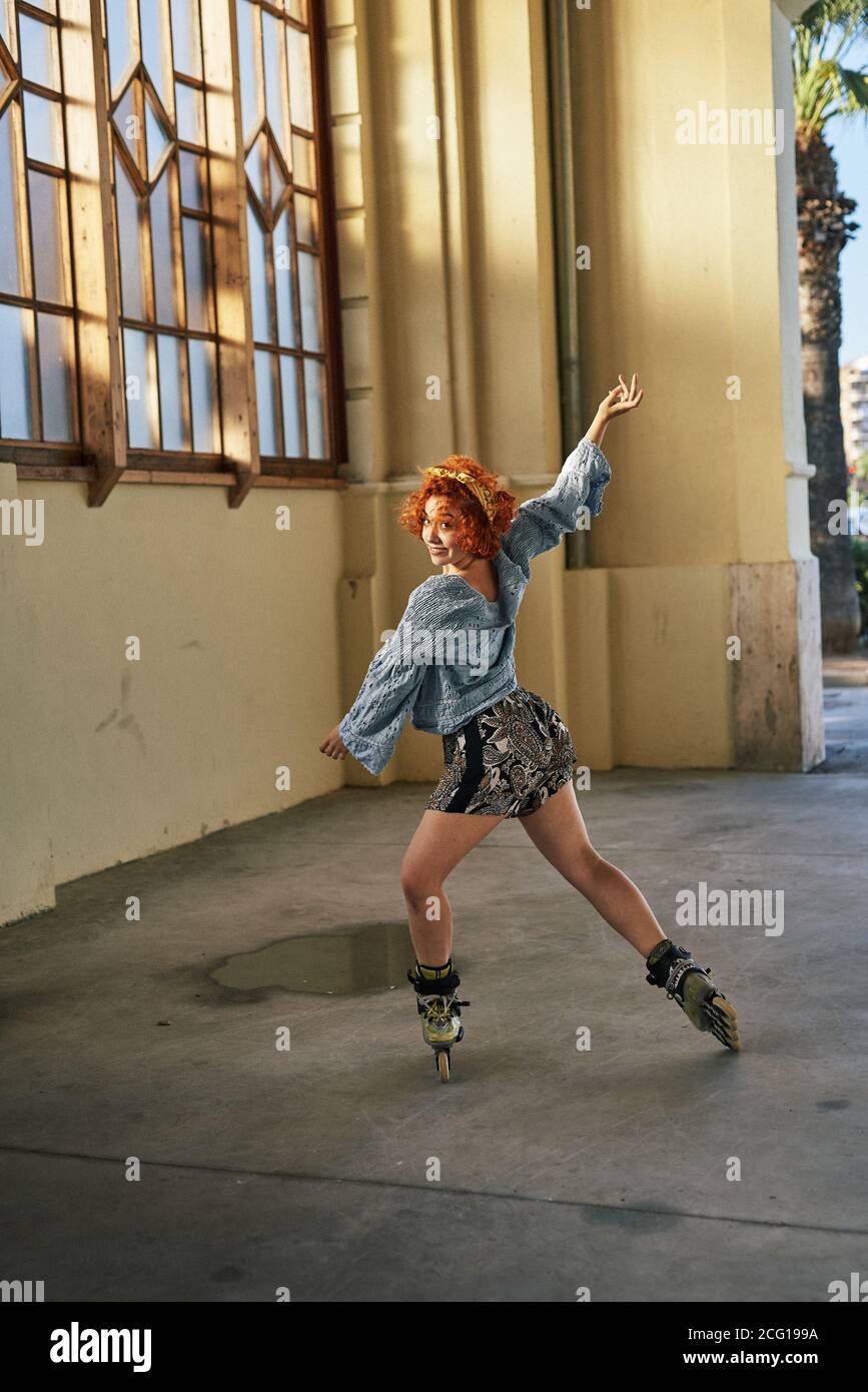 Junge Alternative Rotschopf Mädchen tanzen in Rollschuhe Stockfotografie -  Alamy