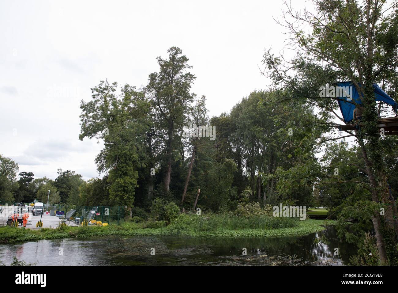 Denham, Großbritannien. September 2020. Ein Blick auf eine Stelle, an der plötzlich ein großer Baum neben einer Baustelle für die Hochgeschwindigkeits-Eisenbahnverbindung HS2 bei Denham Ford zu Boden fiel. Kredit: Mark Kerrison/Alamy Live Nachrichten Stockfoto