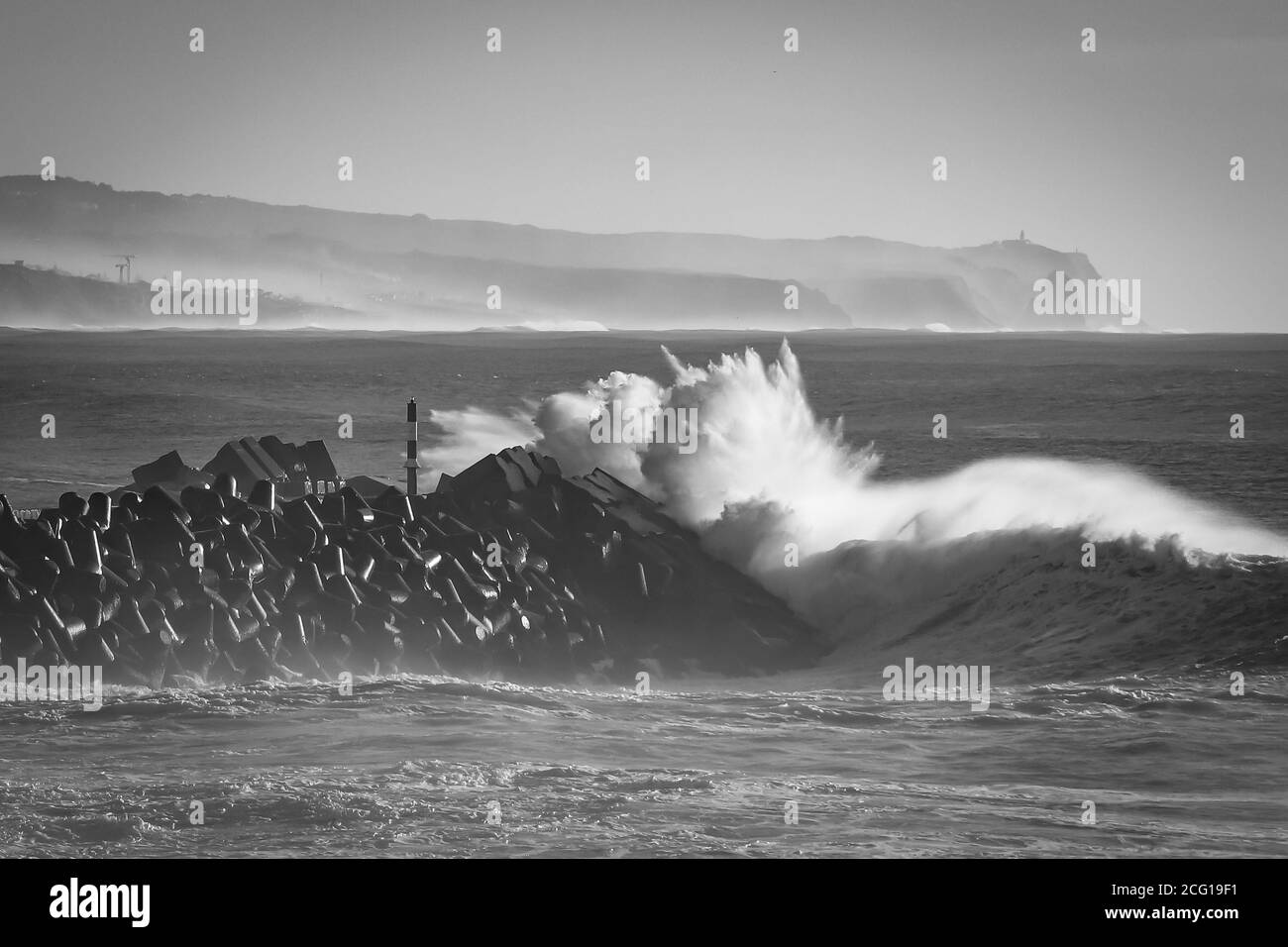 Große Meereswelle trifft Pier. Sturmwellen Stockfoto