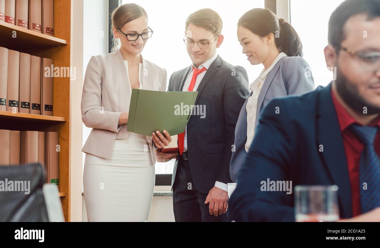 Sehr internationale Anwälte der internen Rechtsabteilung arbeiten Stockfoto