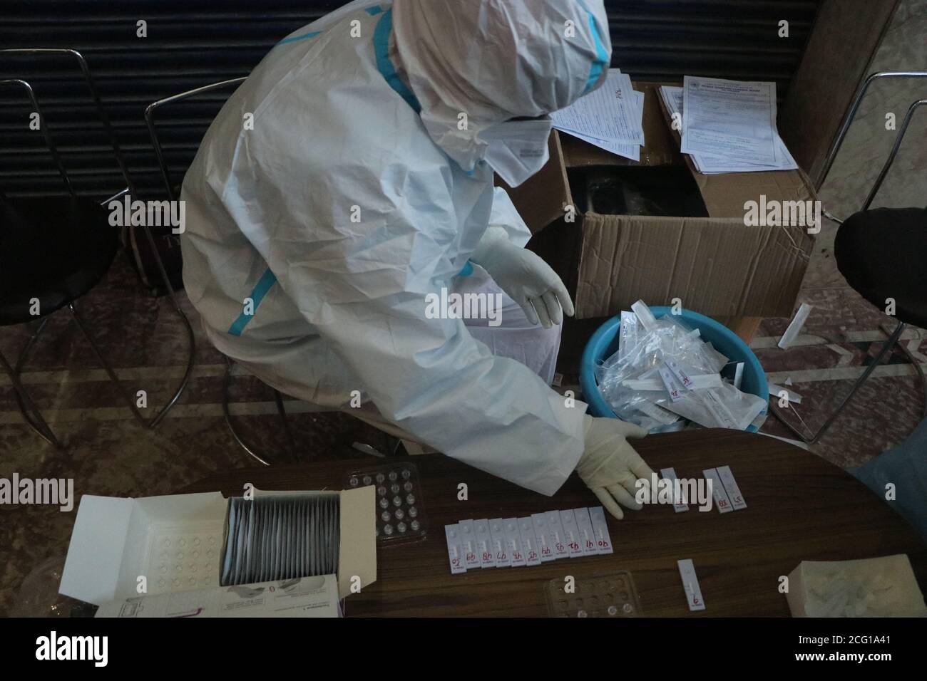 Srinagar, Indien. September 2020. Ein Gesundheitsbeauftragter legt covid 19 Tests in der Reihenfolge, wie schnelle Antigen Test von Ladenbesitzern und Verkäufer in mehreren Märkten der Stadt Srinagar durchgeführt worden ist. Indiens Coronavirus-Tally übertraf Brasilien, da Indien derzeit die zweithöchste Zahl an bestätigten positiven Fällen weltweit hat. (Foto von Muhammad Manan/Pacific Press) Quelle: Pacific Press Media Production Corp./Alamy Live News Stockfoto