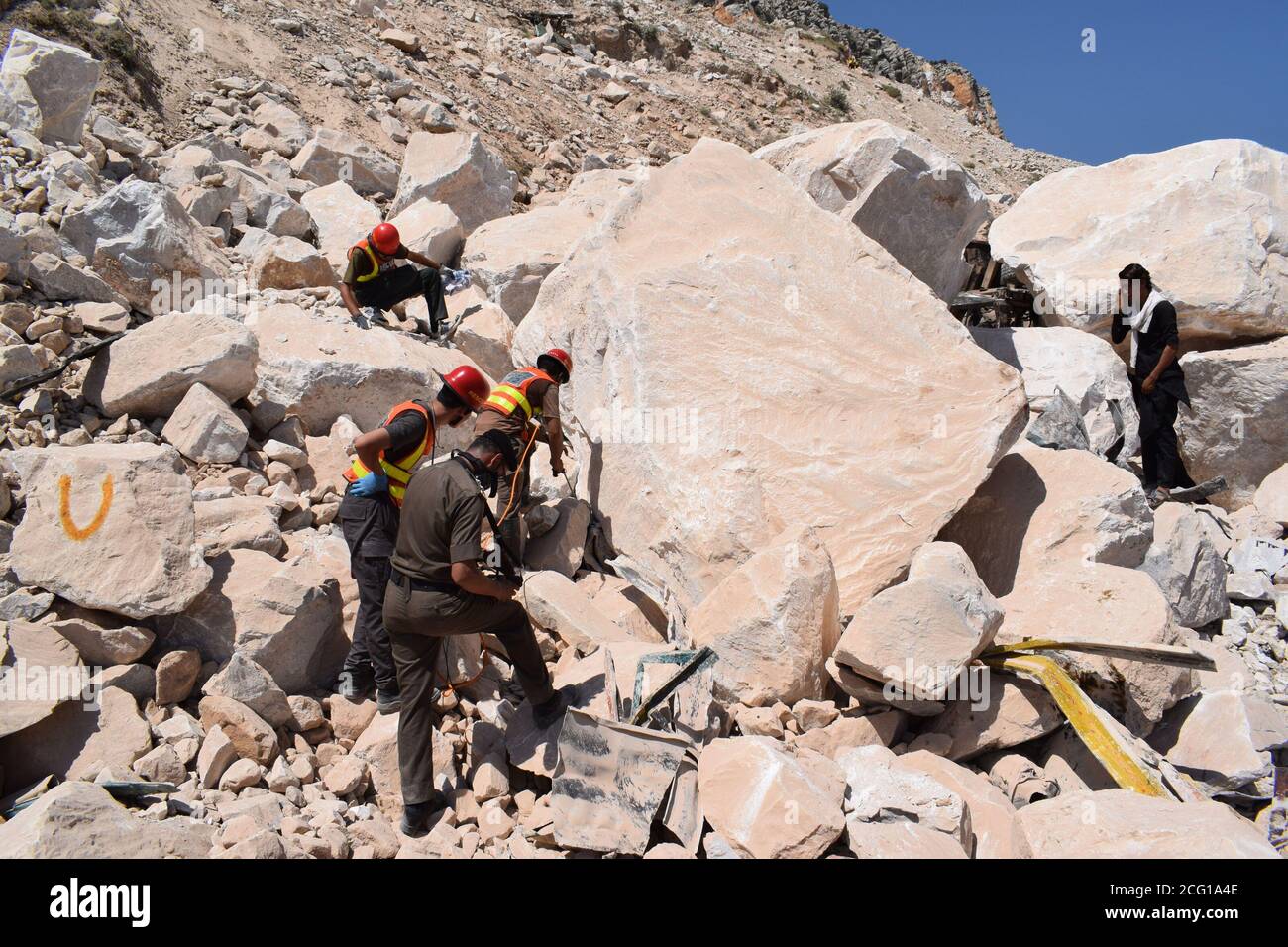 Peshawar, Pakistan. September 2020. Rettungskräfte arbeiten, um die Leiche des Opfers von Erdrutsch wegen Ziarat Marmor auf dem berühmten Berg Mohmand Bezirk Tehsil Ziarat Pahar zu entfernen. (Foto von Hussain Ali/Pacific Press) Quelle: Pacific Press Media Production Corp./Alamy Live News Stockfoto