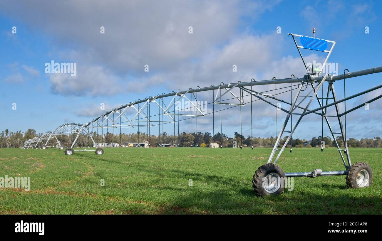 Pivot Bewässerungsanlage auf einem Bauernhof im ländlichen Australien Stockfoto