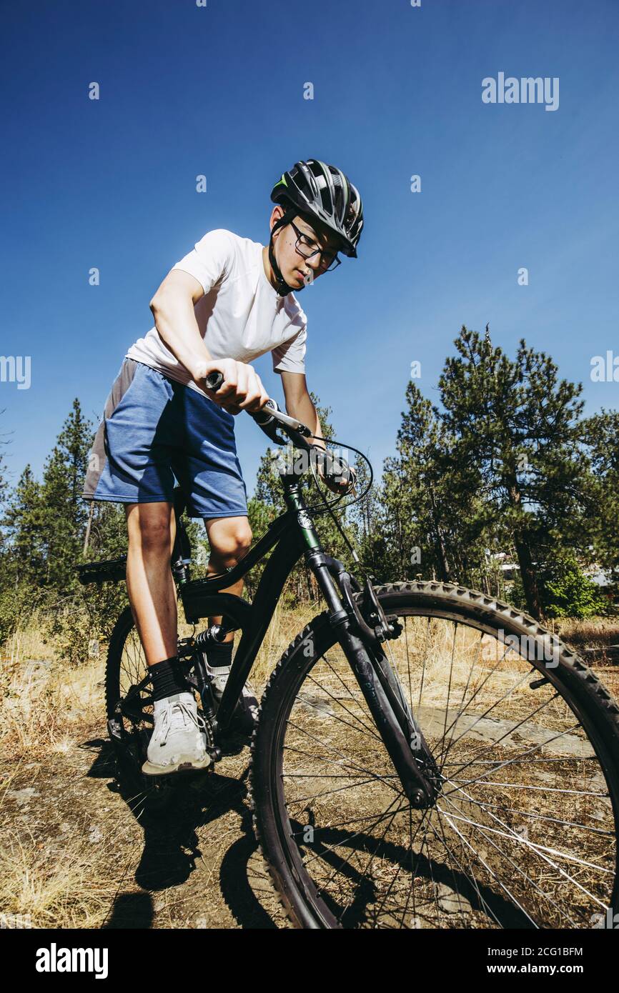 Ein Teenager fährt mit dem Mountainbike auf einem Trail in Nord-Idaho. Stockfoto