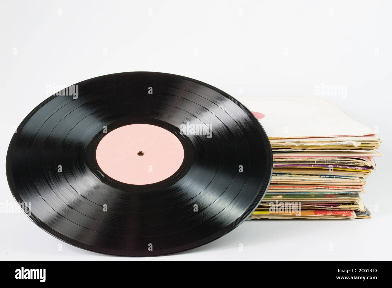 Alte Retro-Vinyl-Schallplatten auf weißem Hintergrund Stockfoto