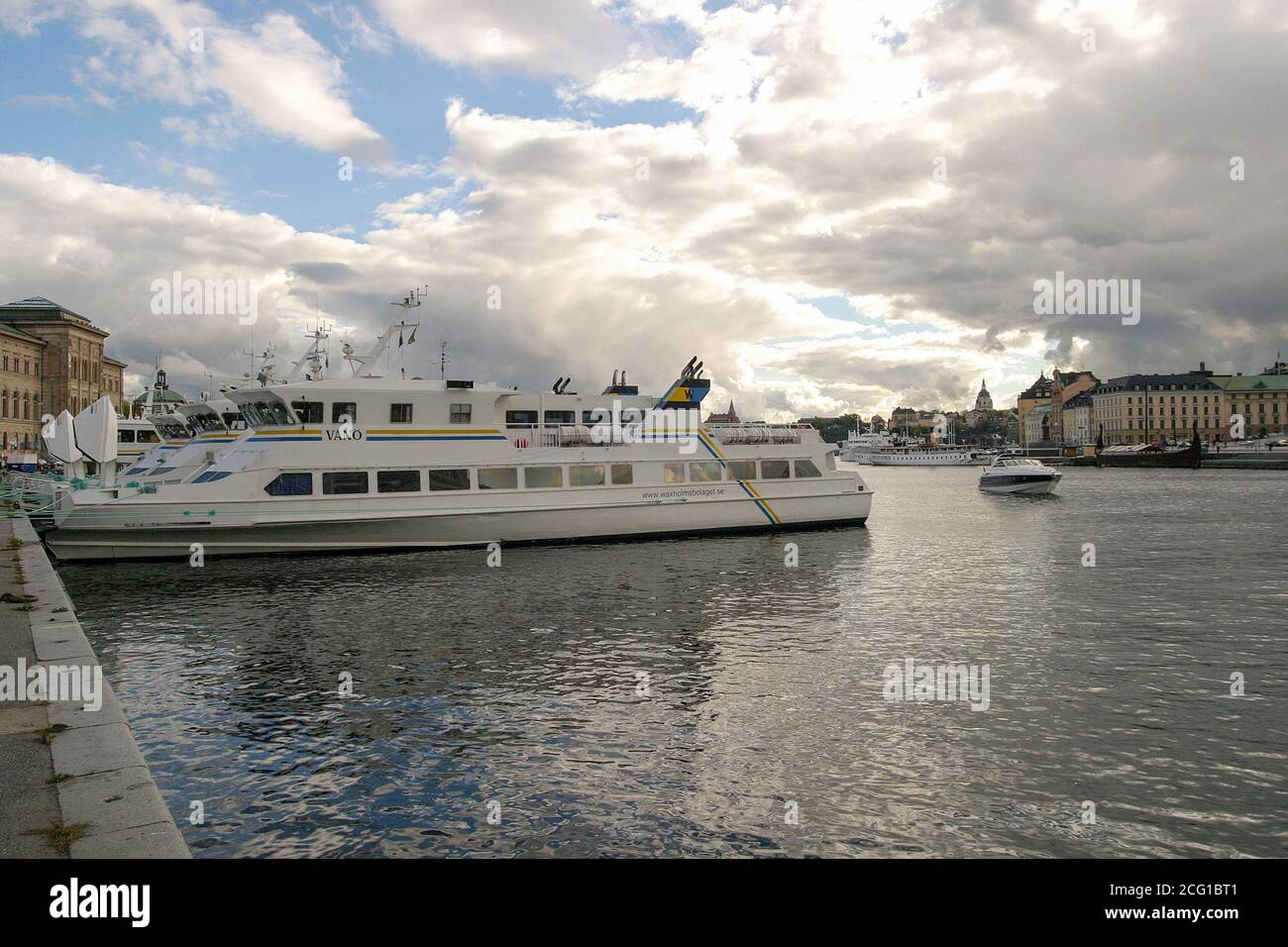 Stromkajen Stockholm Waxholmsbolaget Fähren legen an einem sonnigen Herbsttag an der Uferpromenade in Waxholmsbatarna fest. Stockfoto