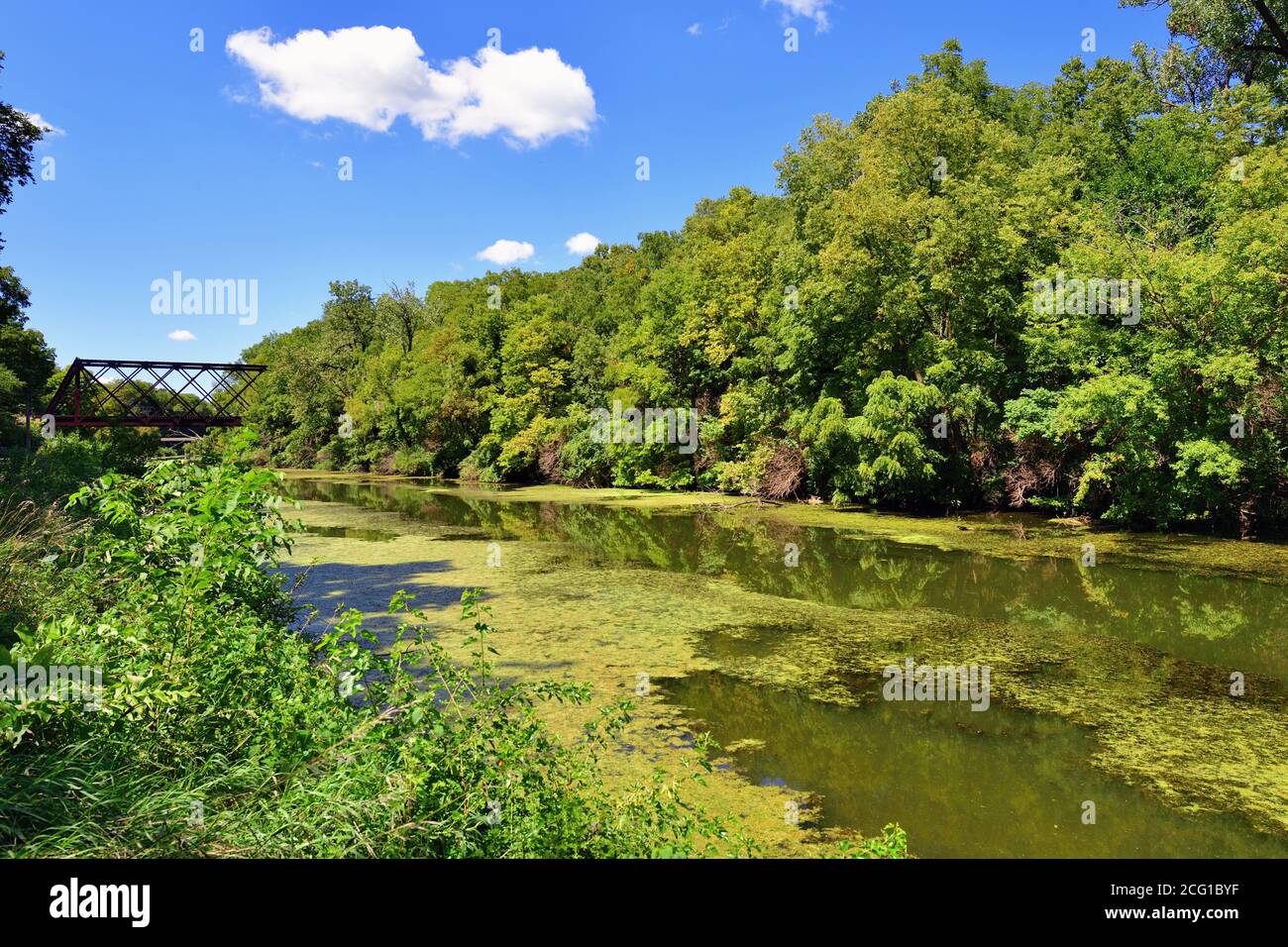 Sheffield, Illinois, USA. Ein Abschnitt des Hennepin-Kanals, der durch den Henepin Canal Parkway State Park führt. Stockfoto