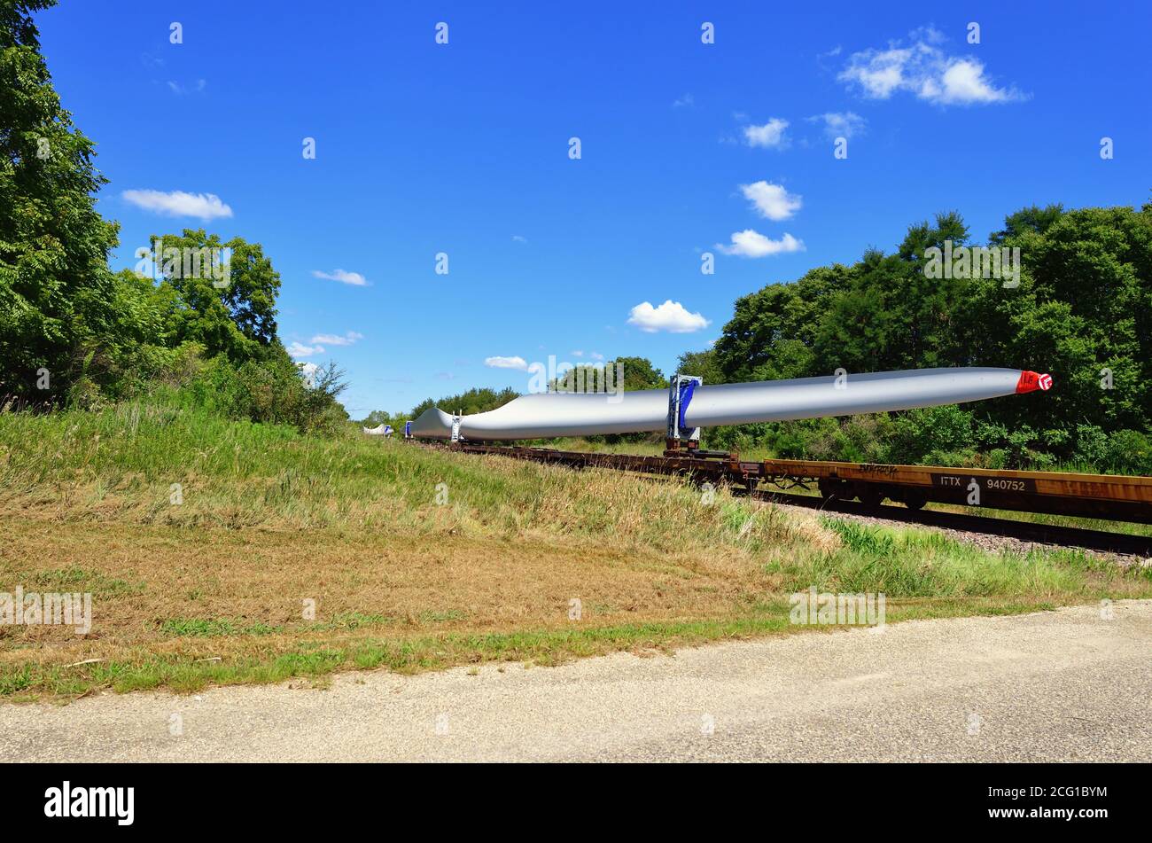 Sheffield, Illinois, USA. Ein Iowa Interstate Railroad Güterzug transportiert übergroße, spezialisierte Windturbinen Schaufeln Fracht. Stockfoto