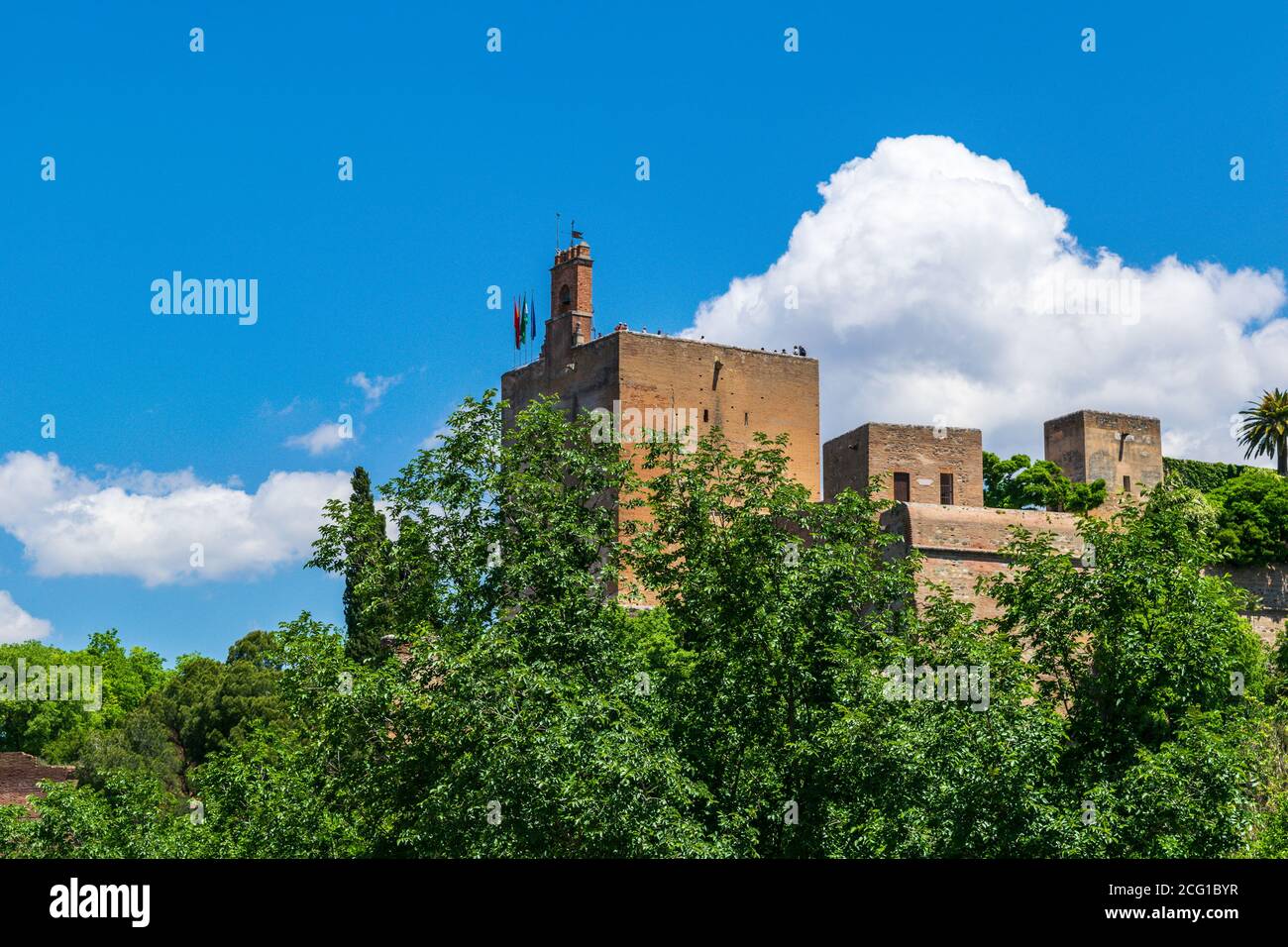 Glockenturm und spanische Flaggen auf der Spitze des Wachturms, Alhambra Palast - Granada, Spanien Stockfoto