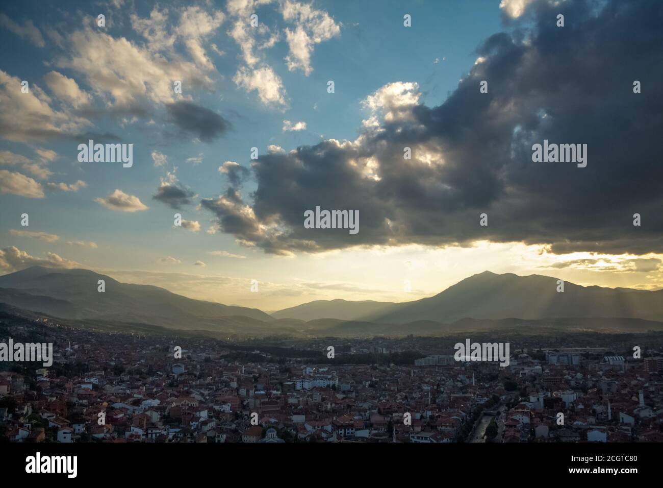 Panorama auf das Stadtzentrum von Prizren, Kosovo, mit Minaretten von Moscheen und dem Fluss Bistrica. Prizren ist die zweitgrößte Stadt des Kosovo und eine mA Stockfoto